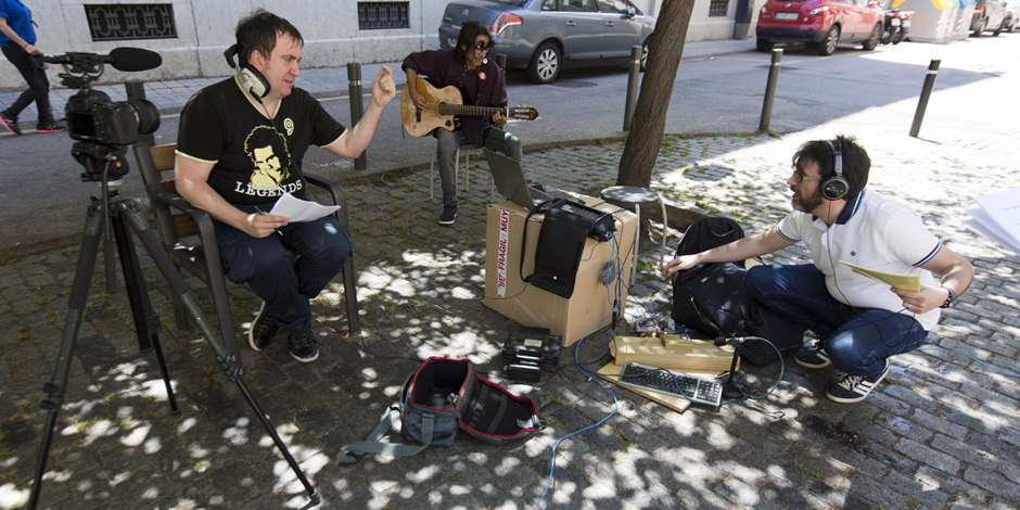 Anuncia de ràdio per a Arrels gravat al carrer